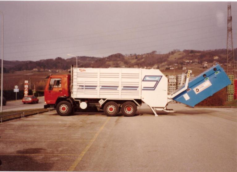 Levée d'une benne de verre usagé (début des années 1990)